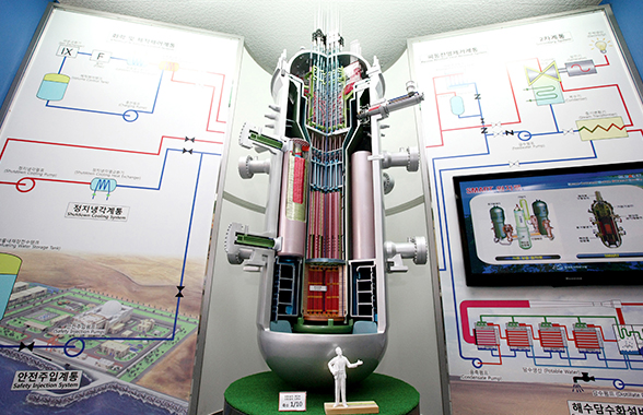 2012년 세계 최초로 표준설계인가를 획득한 한국형 SMR 스마트(SMART) 원자로 10분의 1 축소 모형