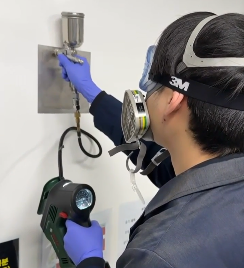 연구팀이 개발한 박리형 제염 코팅제를 도포하는 모습